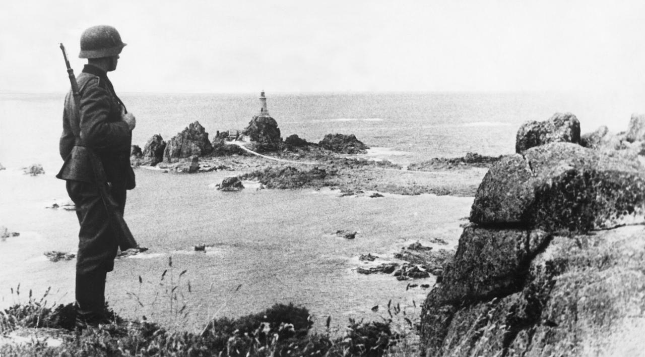 Pronalaženje redova Toma: Kako je rešena porodična misterija o sovjetskom ratnom zarobljeniku 4 Nemački vojnik stoji na obali Džerzija u leto 1940. godine