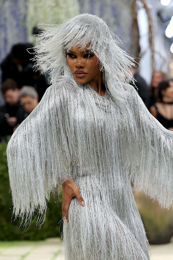 Met Gala 2026: Perje, jedrenjak na Madoninoj glavi, Bed Bani kao starac 11 Tejana Tejlor nosi haljinu i ukras za glavu od srebrnih resa.