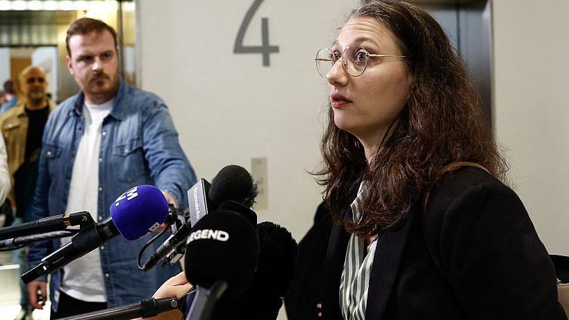 Talas slučajeva zlostavljanja dece potresa škole u Parizu 2 žena u tamnoj odeći i sa naočarima daje izjavu novinarima