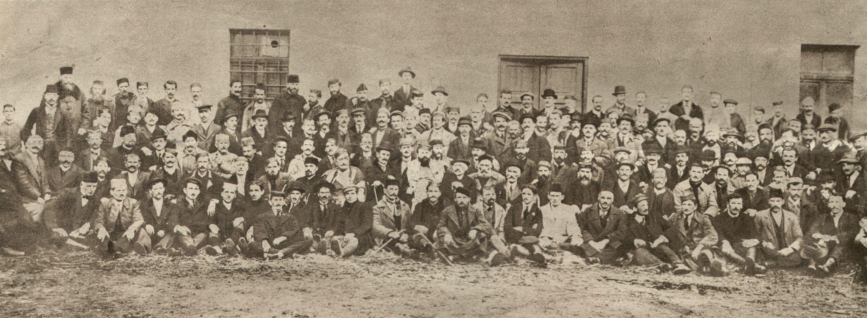 Podgorička skupština 1918: Za jedne 'ujedinjenje', za druge 'aneksija', za sve - vekovni spor 1 Članovi Velike narodne skupštine u Podgorici u novembru 1918. godine