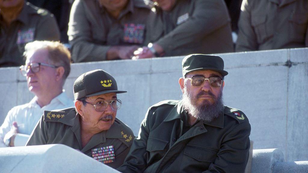 Amerika optužila kubanskog lidera Raula Kastra za ubistvo zbog obaranja dva aviona 1996. 3 Raul Kastro i Fidel Kastro u vojnim uniformama i sa naočarima u Havani, na Kubi, decembra 1996.