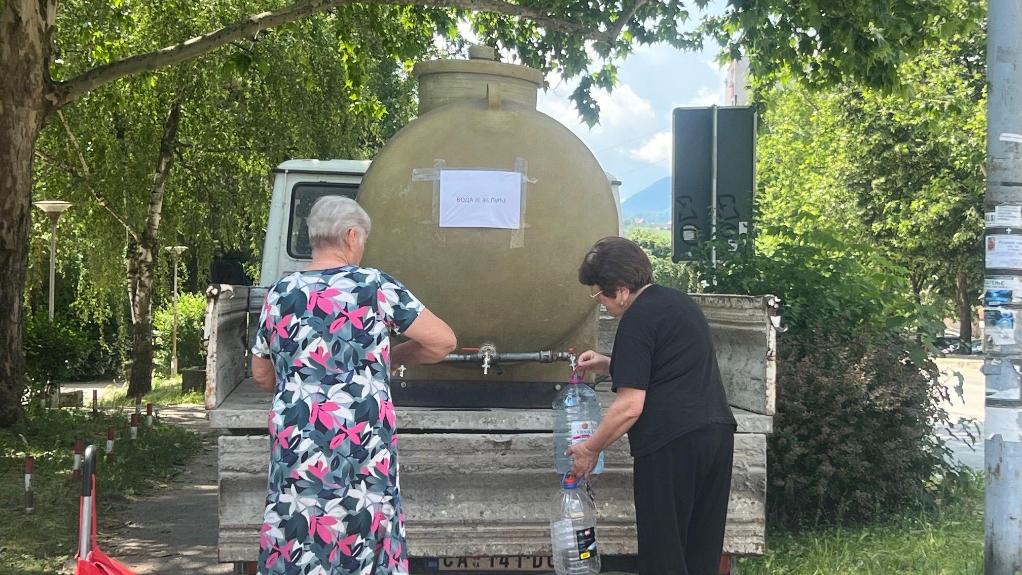 Čačanske česme suve već danima 2 Žene toče vodu iz cisterne