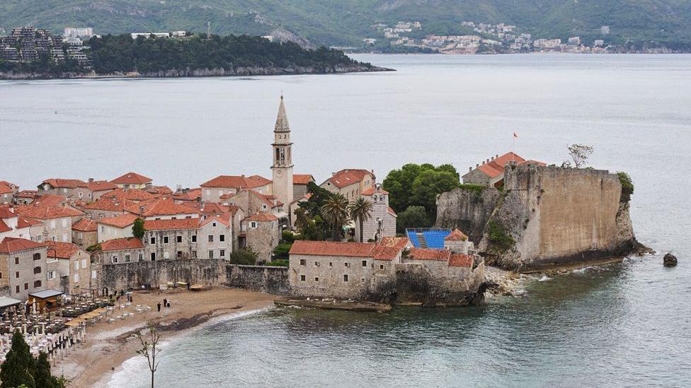 Jedan referendum, dve nezavisne države: Srbija i Crna Gora, 20 godina kasnije 7 Budva i pogled na Stari grad iz vazduha