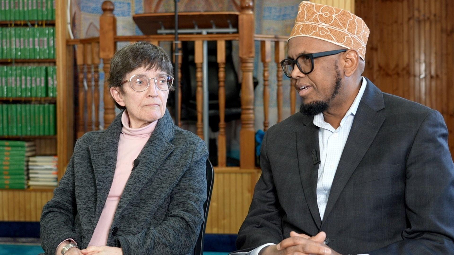 'Radije bih živeo krijući se u Americi do kraja života nego se vratio u Somaliju' 4 Muškarac i žena sede jedan pored drugog na sastanku