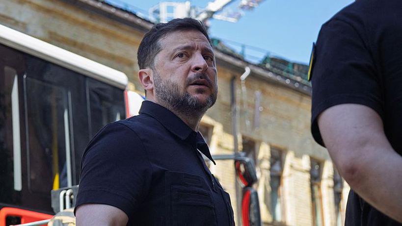 Ko bi mogao da bude EU izaslanik u pregovorima sa Rusijom 3 Vladimir Zelenski u crnoj majici, uslikan napolju, dok gleda u daljini