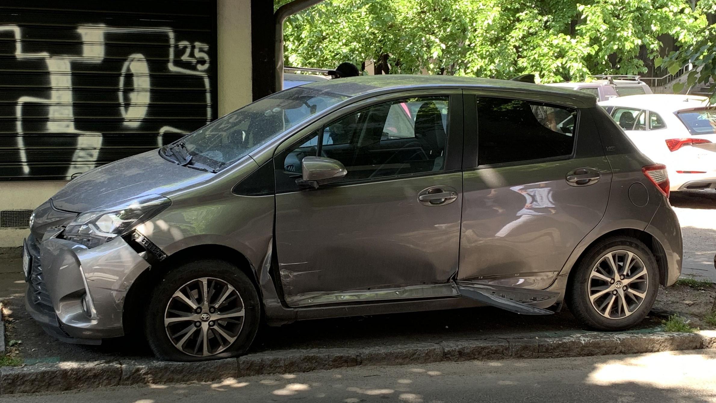 Šta ako vam neko uništi automobil tokom protesta 1 Slupan automobil na parking mestu