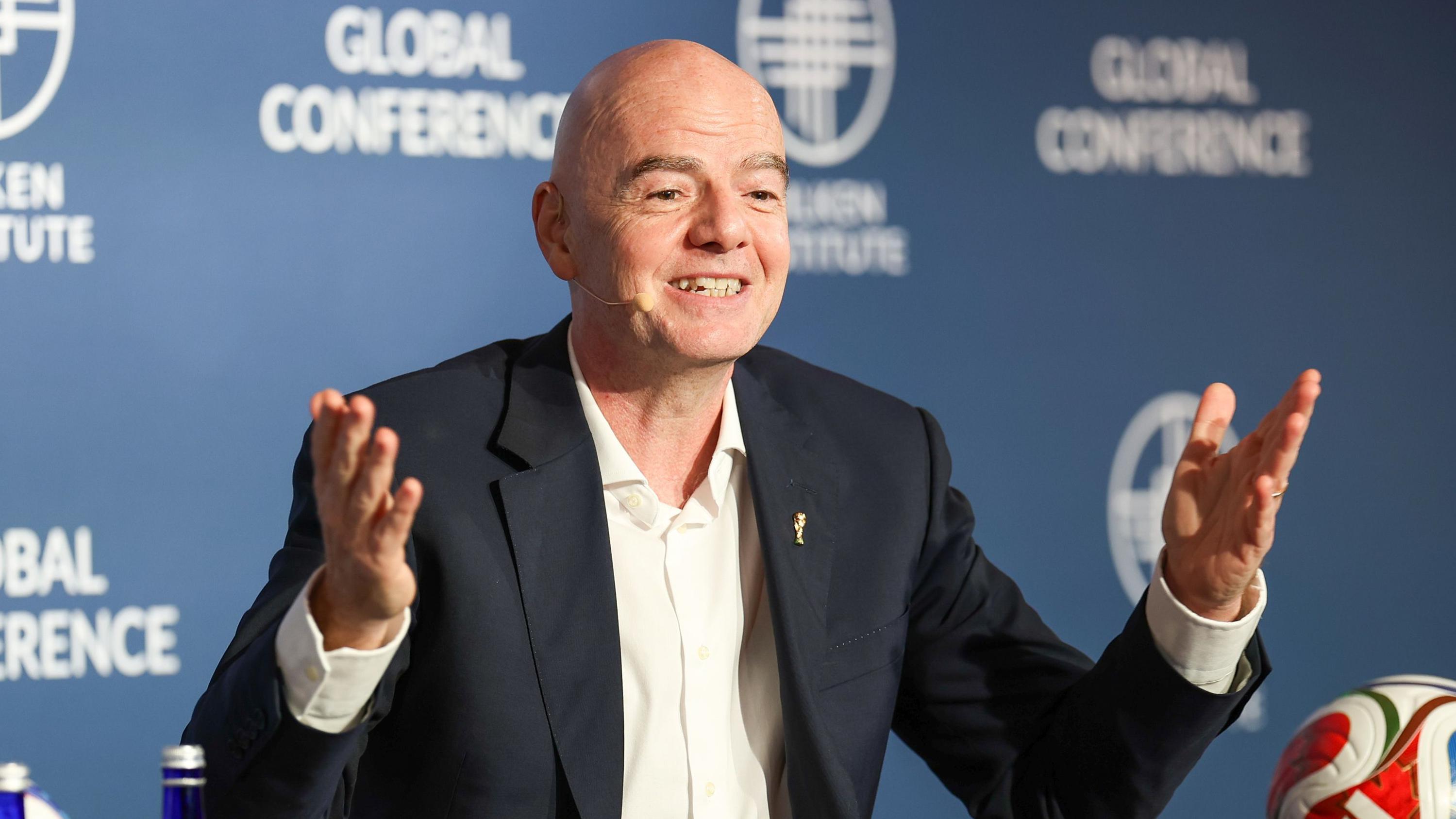 'Ko plati kartu dva miliona, lično mu donosim hot dog i koka-kolu': šef FIFA 1 Đani Infantino