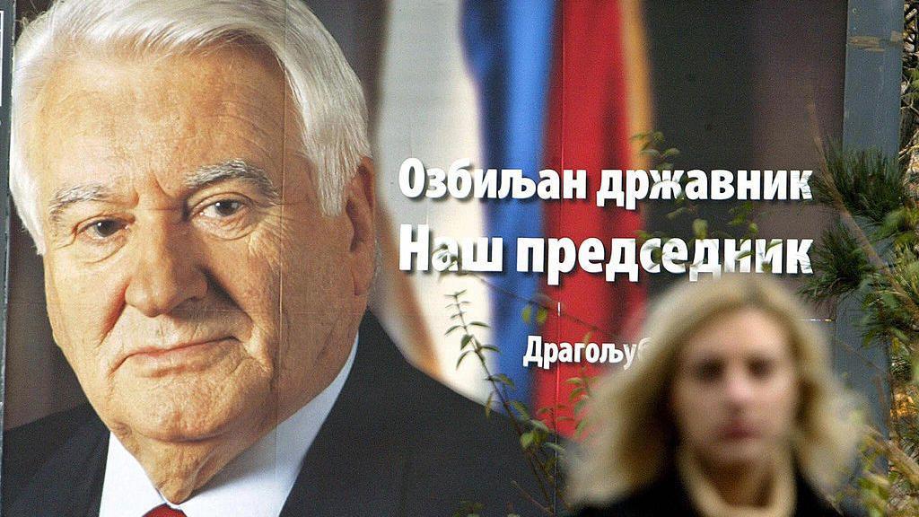 Preminuo Dragoljub Mićunović: Profesor, filozof i doajen srpske politike 2 Bilbord sa Mićunovićem likom tokom kampanje za predsedničke izbore u Srbiji 2003.