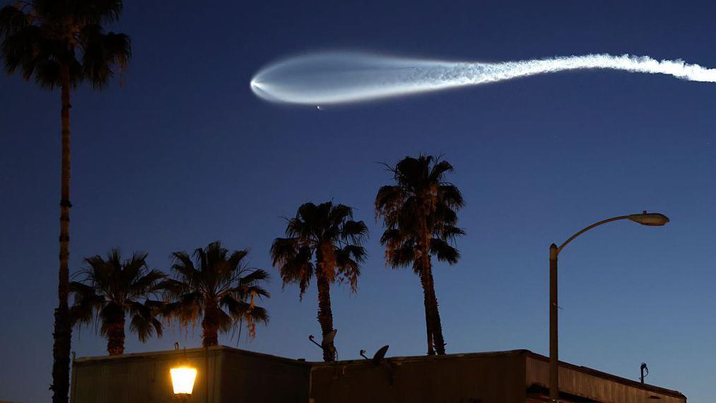 Tajna mreža krijumčari Starlinkovu tehnologiju u Iran kako bi pobedila blokadu interneta 4 raketa Falcon 9 koja nosi Starlink