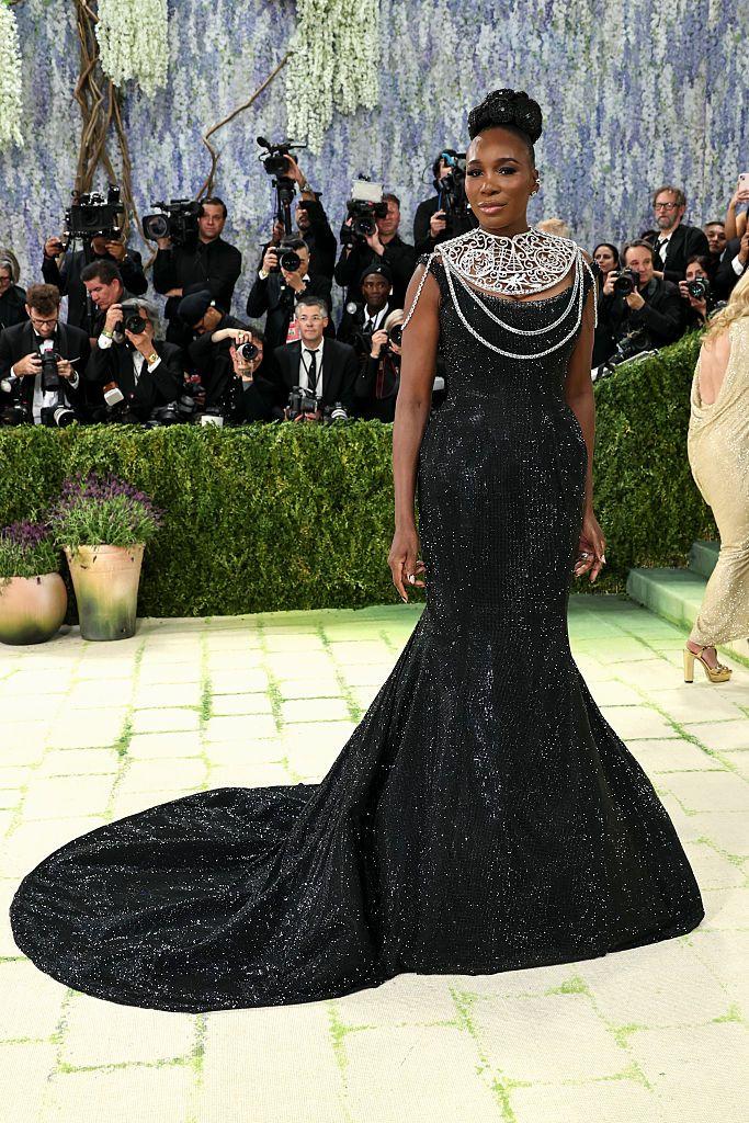 Met Gala 2026: Perje, jedrenjak na Madoninoj glavi, Bed Bani kao starac 7 Venus Vilijams odlučila se za crnu dugu haljinu sa šlepom. Najupečatljiviji detalj bila je velika srebrna ogrlica oko vrata