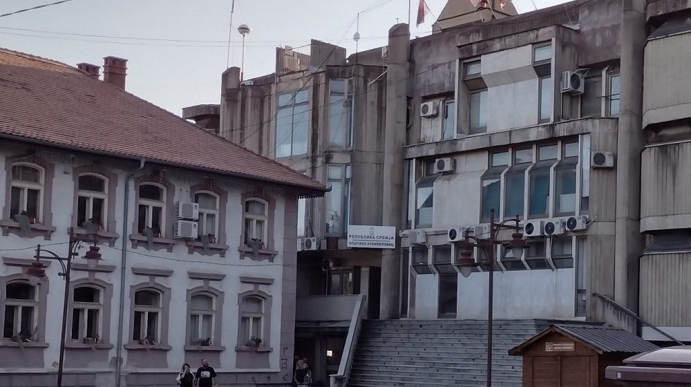 Dosta je čekanja, građani traže odgovore: Studenti u Aranđelovcu pozvali na protest zbog zastoja radova na rekonstrukciji tranzitnog puta u Ulici kneza Mihaila 1