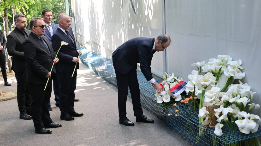 Premijer Macut odao poštu stradalima u Ribnikaru 1