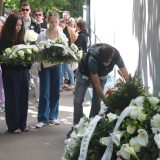 Studenti i građani se okupili kod Pravnog fakulteta pa u koloni otišli do "Ribnikara" da odaju poštu stradalima 9