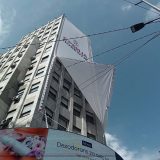 Transparent "Srbija pobeđuje" skinut sa Palate Albanija (VIDEO) 1