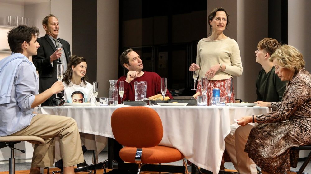 Mit kao porodična tragedija i politički triler: Premijera ”Edipa“ od Roberta Ajka po Sofoklu u Rezidencteatru 1