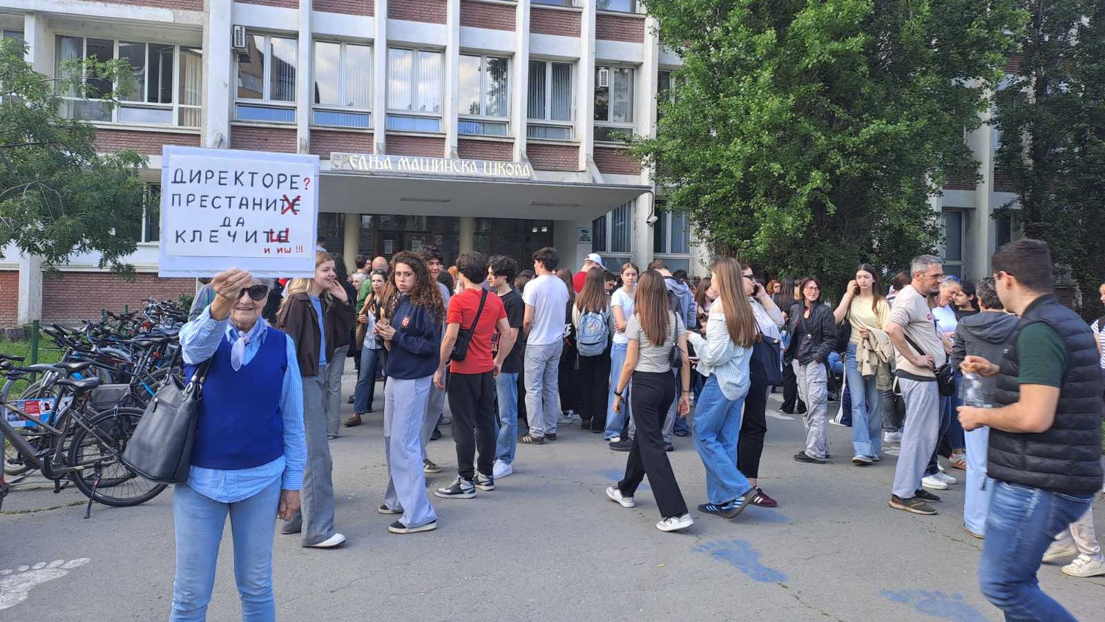 Roditelji: Kolaps nastave u Jovinoj gimnaziji u Novom Sadu, oko 30 profesora na bolovanju 2 Roditelji: Kolaps nastave u Jovinoj gimnaziji u Novom Sadu, oko 30 profesora na bolovanju 1