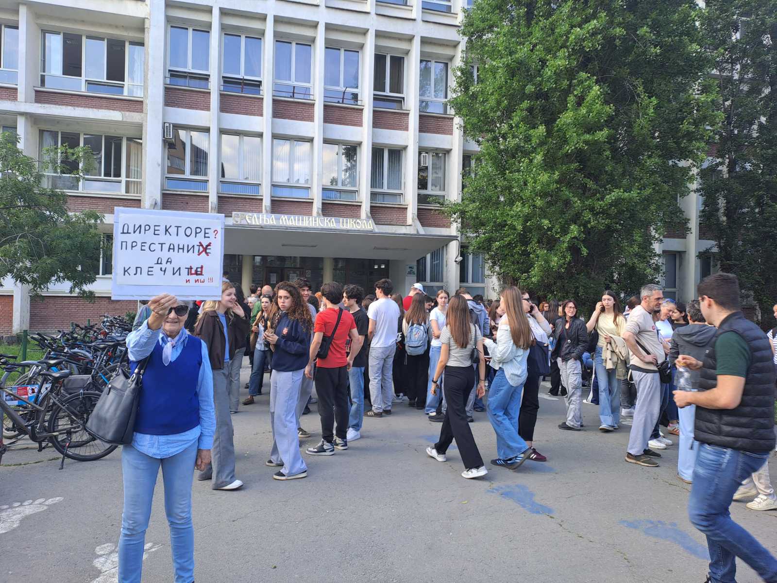 Protest u Novom Sadu zbog suspenzije šest profesora Jovine gimnazije (FOTO; VIDEO) 2 Protest u Novom Sadu zbog suspenzije šest profesora Jovine gimnazije (FOTO; VIDEO) 2
