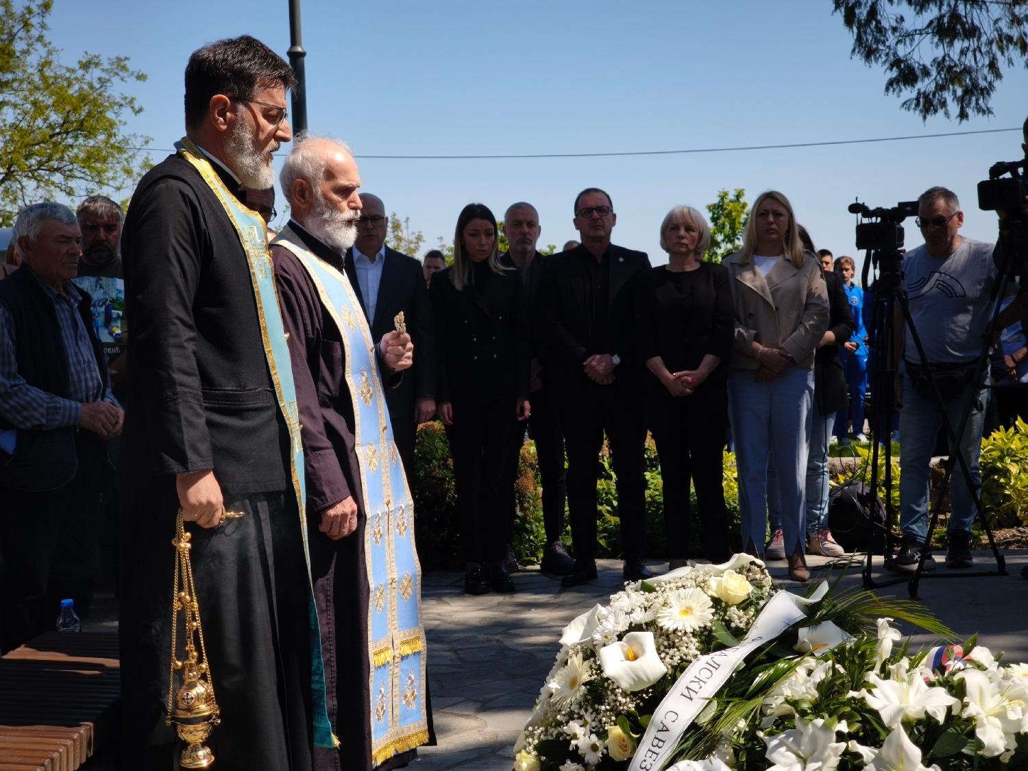 Komemorativni skupovi u Duboni i Malom Orašju - tri godine od masovnog ubistva (FOTO) 2 Komemorativni skupovi u Duboni i Malom Orašju - tri godine od masovnog ubistva (FOTO) 2