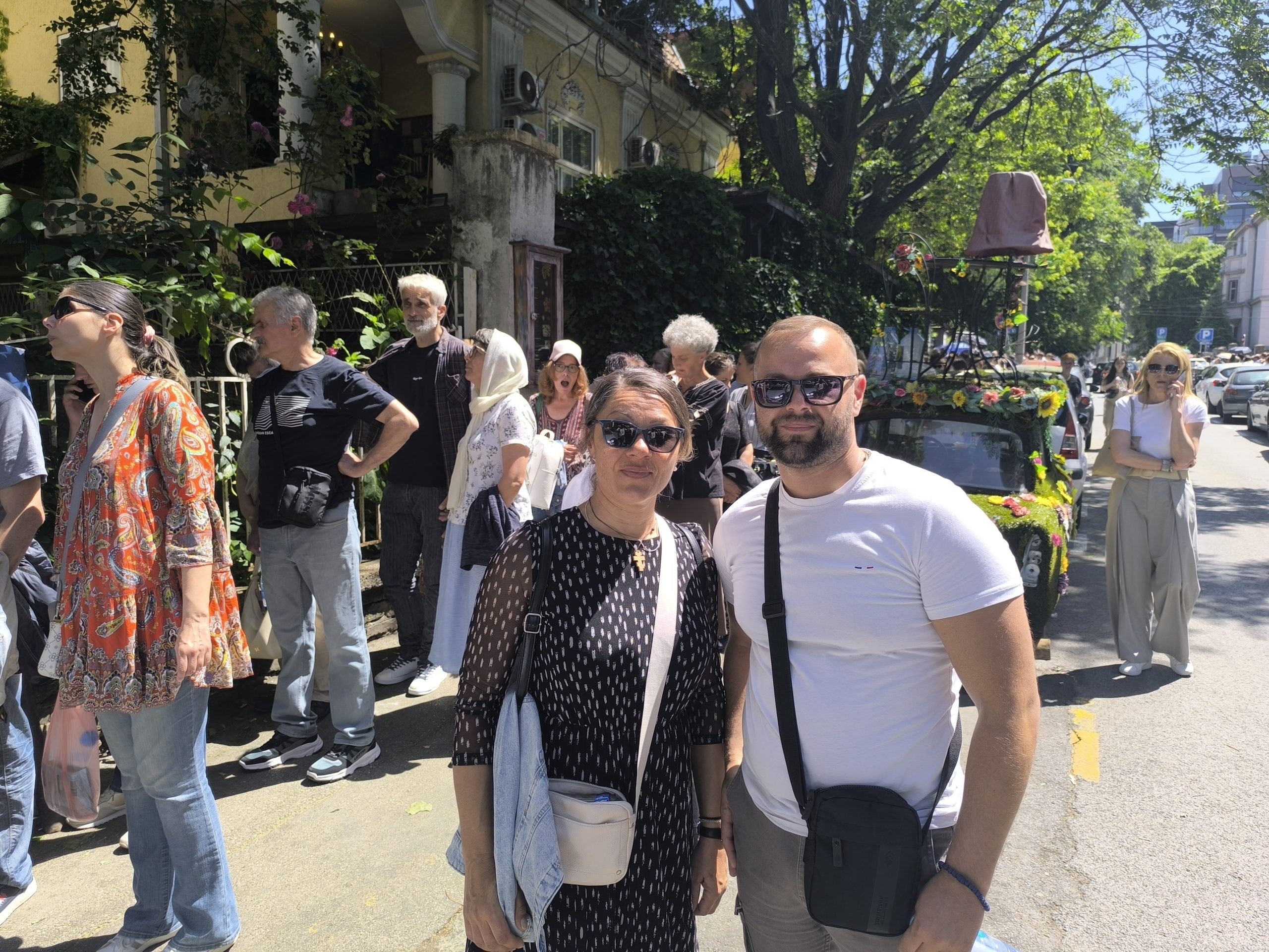 "Danas" ispred Hrama Svetog Save: Hiljade vernika pod suncem čeka da celiva Pojas Presvete Bogorodice (VIDEO) 2