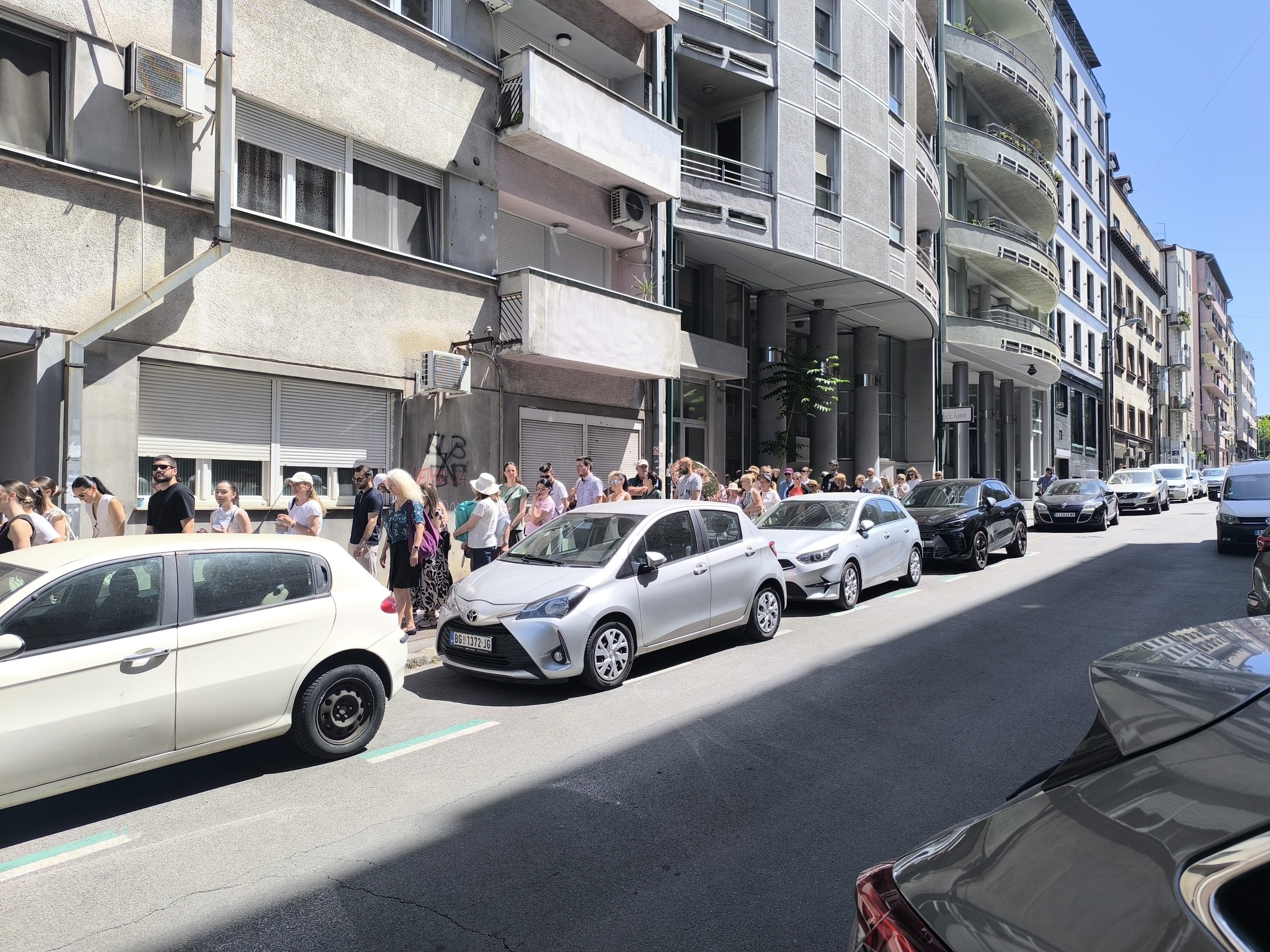 "Danas" ispred Hrama Svetog Save: Hiljade vernika pod suncem čeka da celiva Pojas Presvete Bogorodice (VIDEO) 4