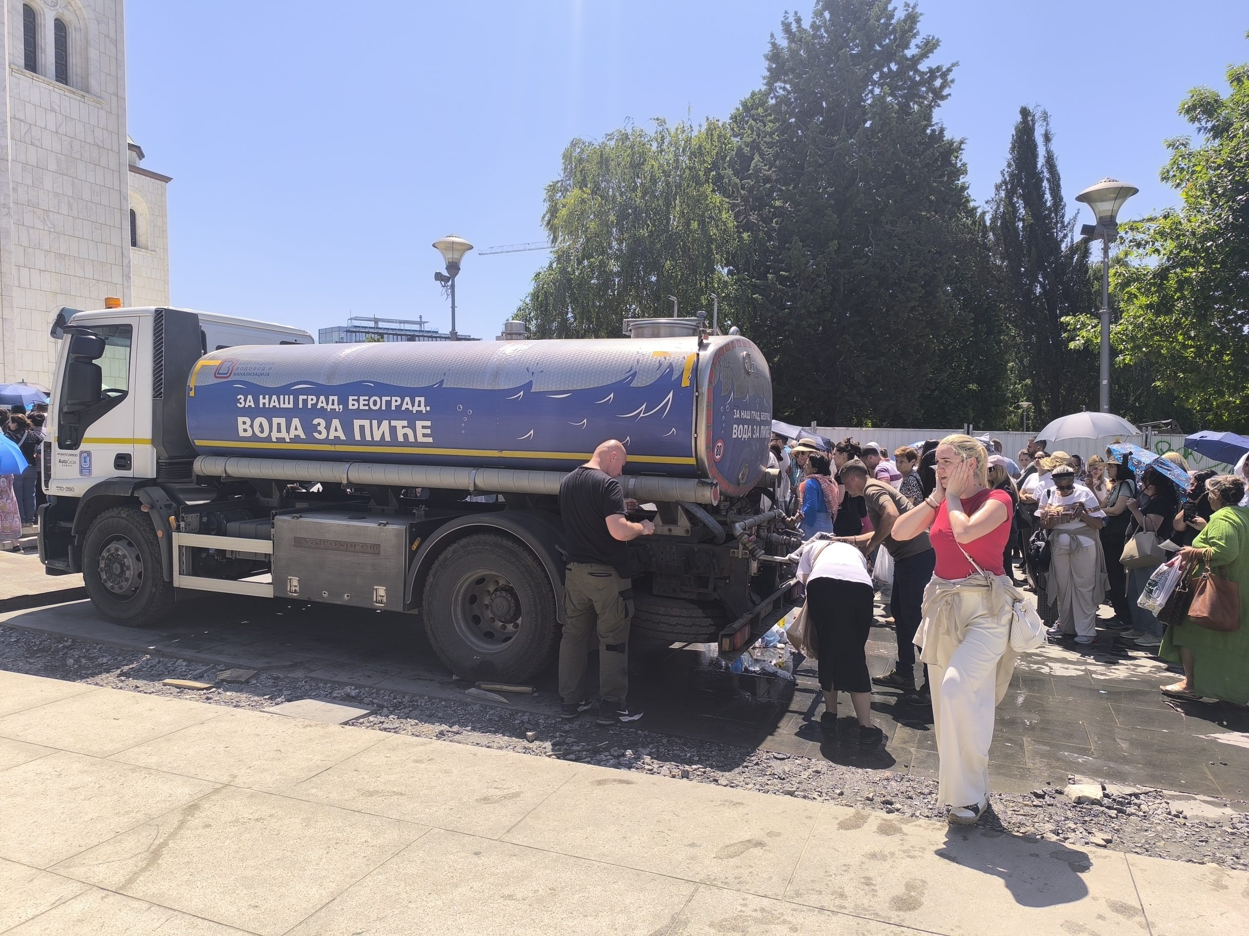 "Danas" ispred Hrama Svetog Save: Hiljade vernika pod suncem čeka da celiva Pojas Presvete Bogorodice (VIDEO) 5