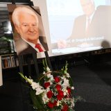 Naklon i aplauzi Mićunu, profesoru, borcu za demokratiju i slobodu, golootočaninu, šezdesetoosmašu, čoveku koji je proživeo sve torture i ostao moralni putokaz u ovom našem mraku 4
