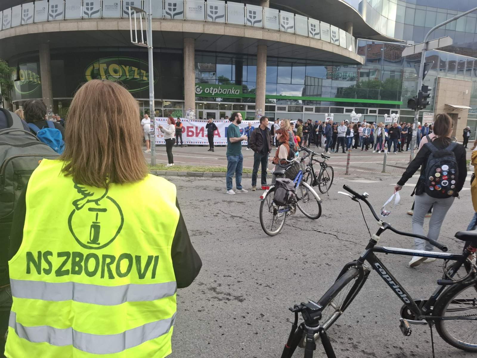 Kordon policije razdvaja pristalice studenata i vlasti u Novom Sadu, jedan građanin povređen (VIDEO, FOTO) 3