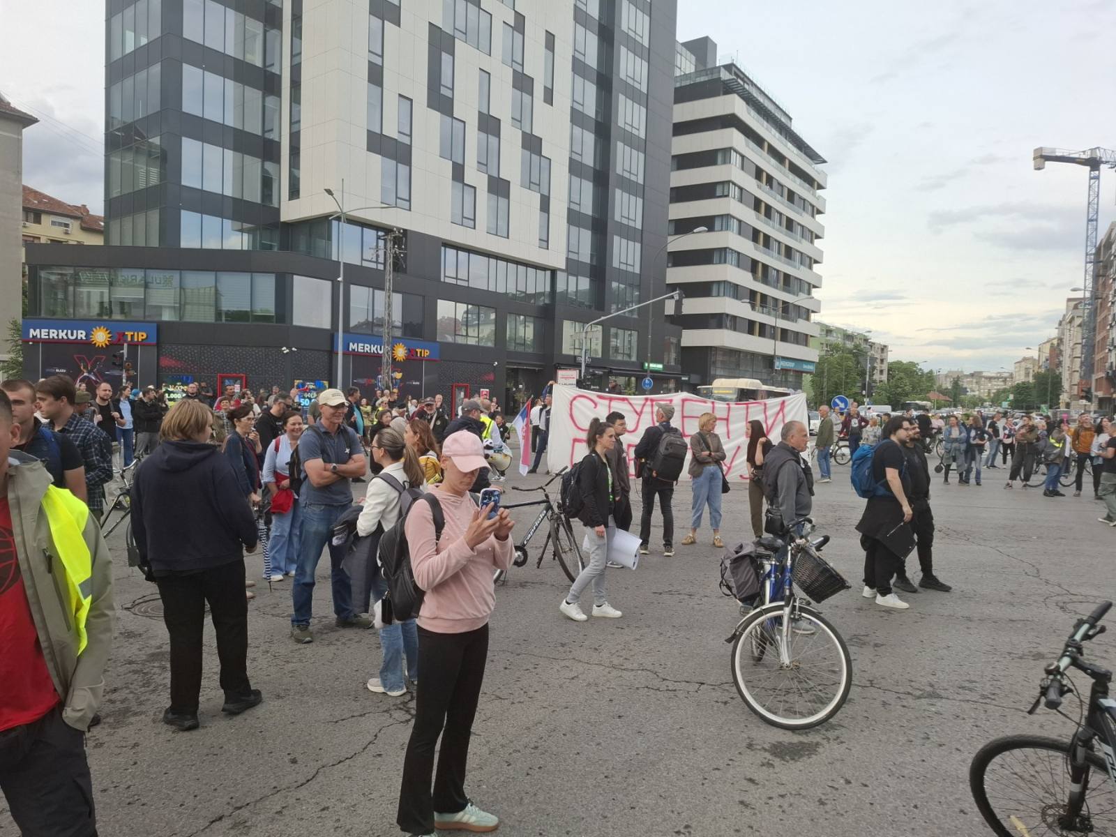 Kordon policije razdvaja pristalice studenata i vlasti u Novom Sadu, jedan građanin povređen (VIDEO, FOTO) 2