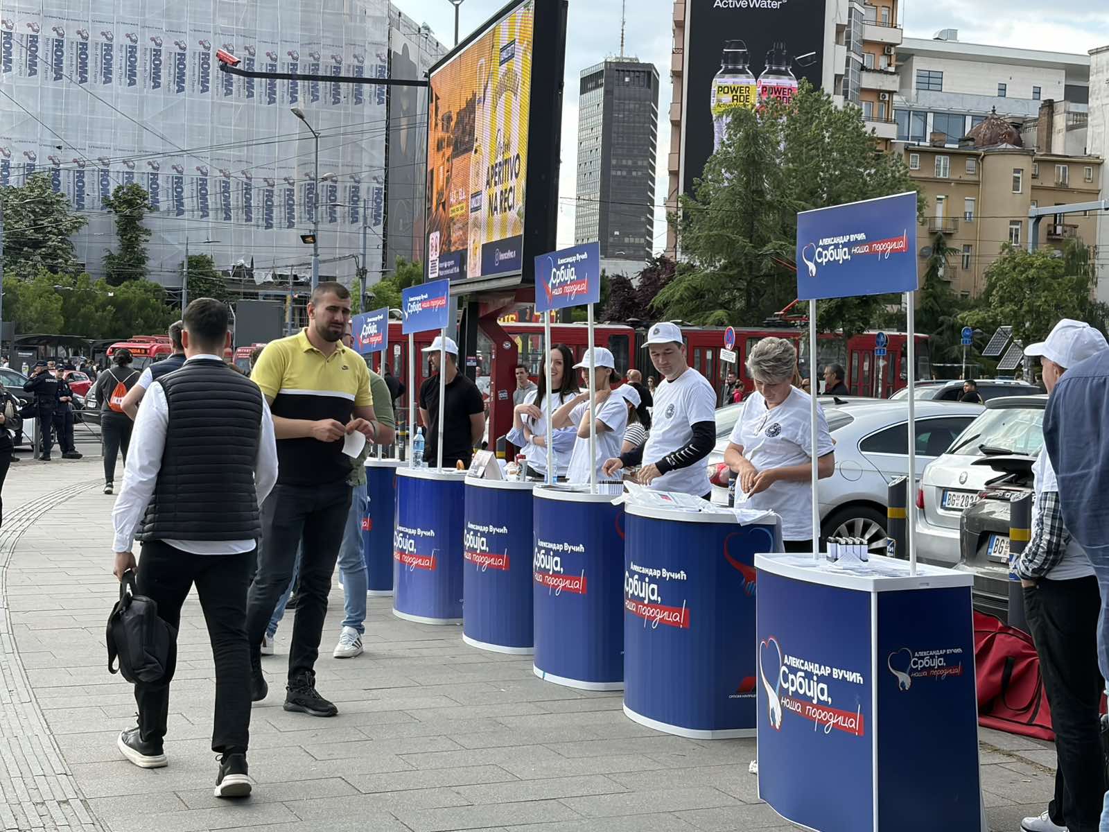 Studenti i naprednjaci jedni pored drugih na Slaviji, simpatizeri SNS-a se ipak povukli (VIDEO, FOTO) 3 Studenti i naprednjaci jedni pored drugih na Slaviji, simpatizeri SNS-a se ipak povukli (VIDEO, FOTO) 3