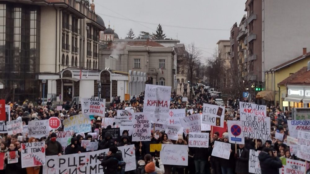 Studenti organizuju tribinu „UPKM - stalna institucija privremeno sedište” na Đačkom trgu u Kragujevcu 1
