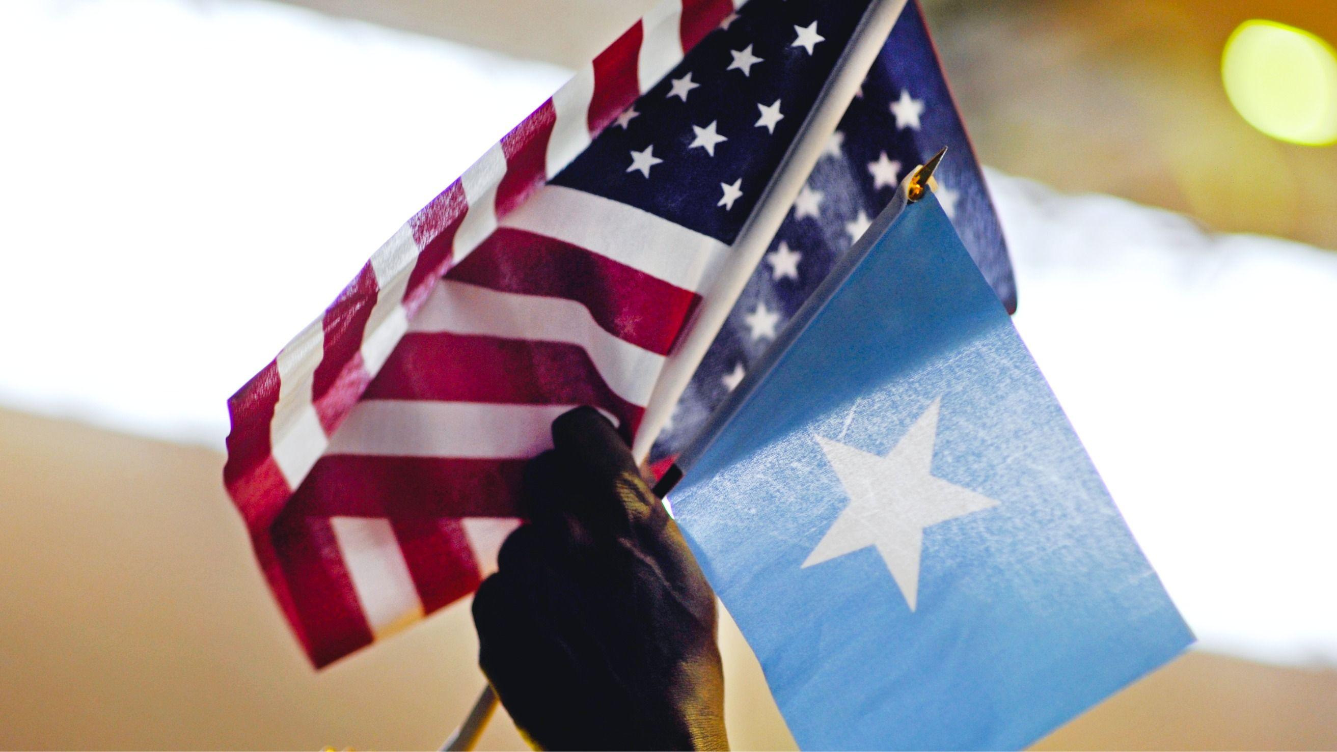 'Radije bih živeo krijući se u Americi do kraja života nego se vratio u Somaliju' 1 Muškarac drži američku i somalijsku zastavu