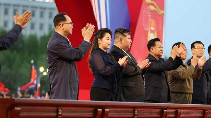 Šta otkriva stil odevanja ćerke Kima Džonga Una 4 Na ceremoniji završetka stambenog kompleksa u Pjongjangu u maju 2024. godine, Kim Džu Ae je nosila bluzu providnih rukava