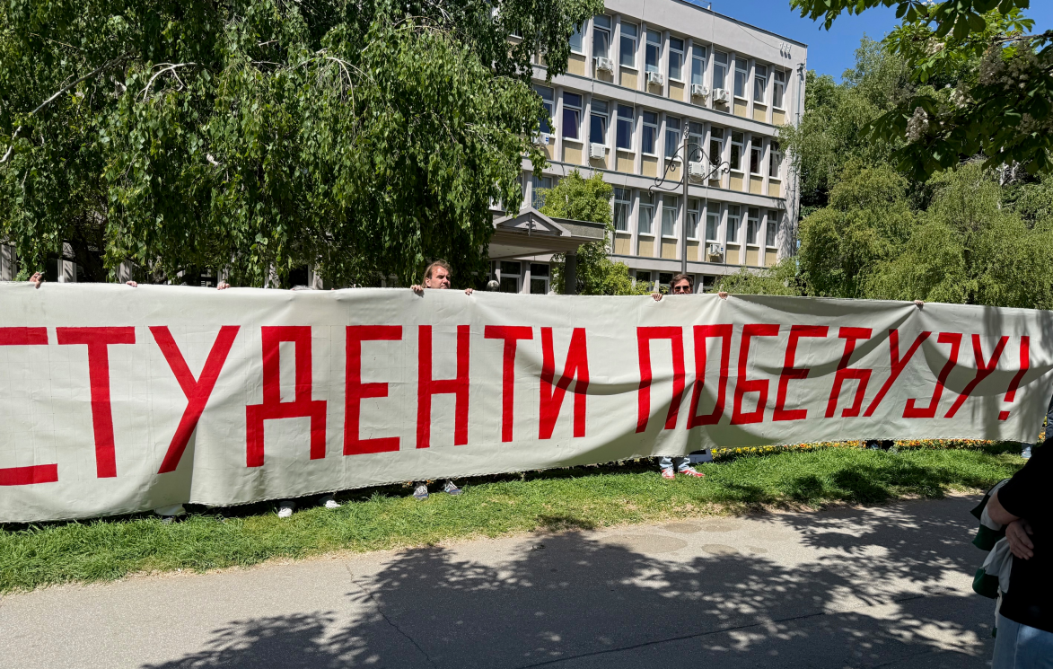 Završeno još jedno višesatno ročište: Student Andrej Tanko ponovo će u sudnicu 29. maja 3 Transparent ispred suda u Pančevu