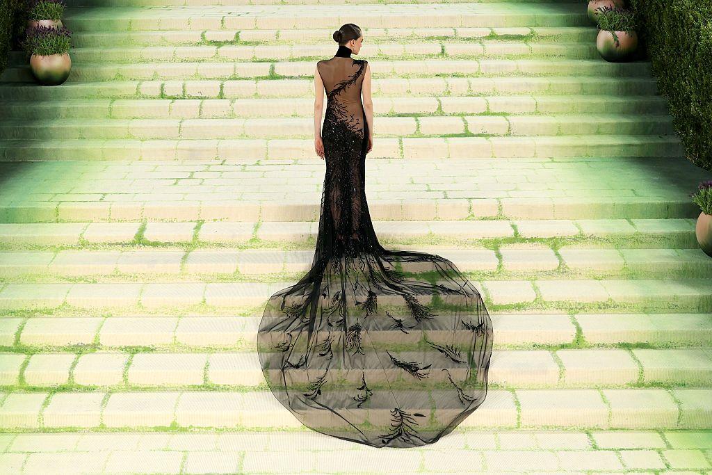 Met Gala 2026: Perje, jedrenjak na Madoninoj glavi, Bed Bani kao starac 12 Kare Delevinj pozira na belim stepenicama okrenuta leđima