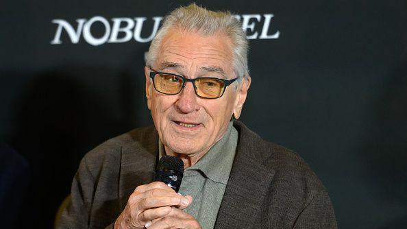 Robert de Niro sa mikrofonom u ruci