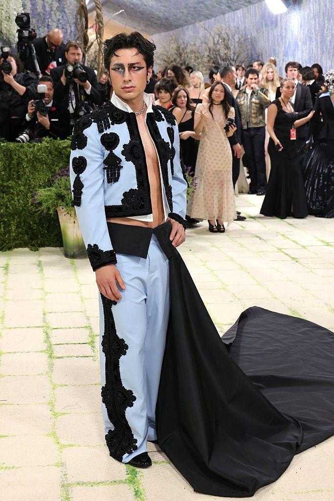 Met Gala 2026: Perje, jedrenjak na Madoninoj glavi, Bed Bani kao starac 20 Njegov kolega Hadson Vilijams nosio je plavo odelo koje podseća na matadosko uz veliki crni plašt