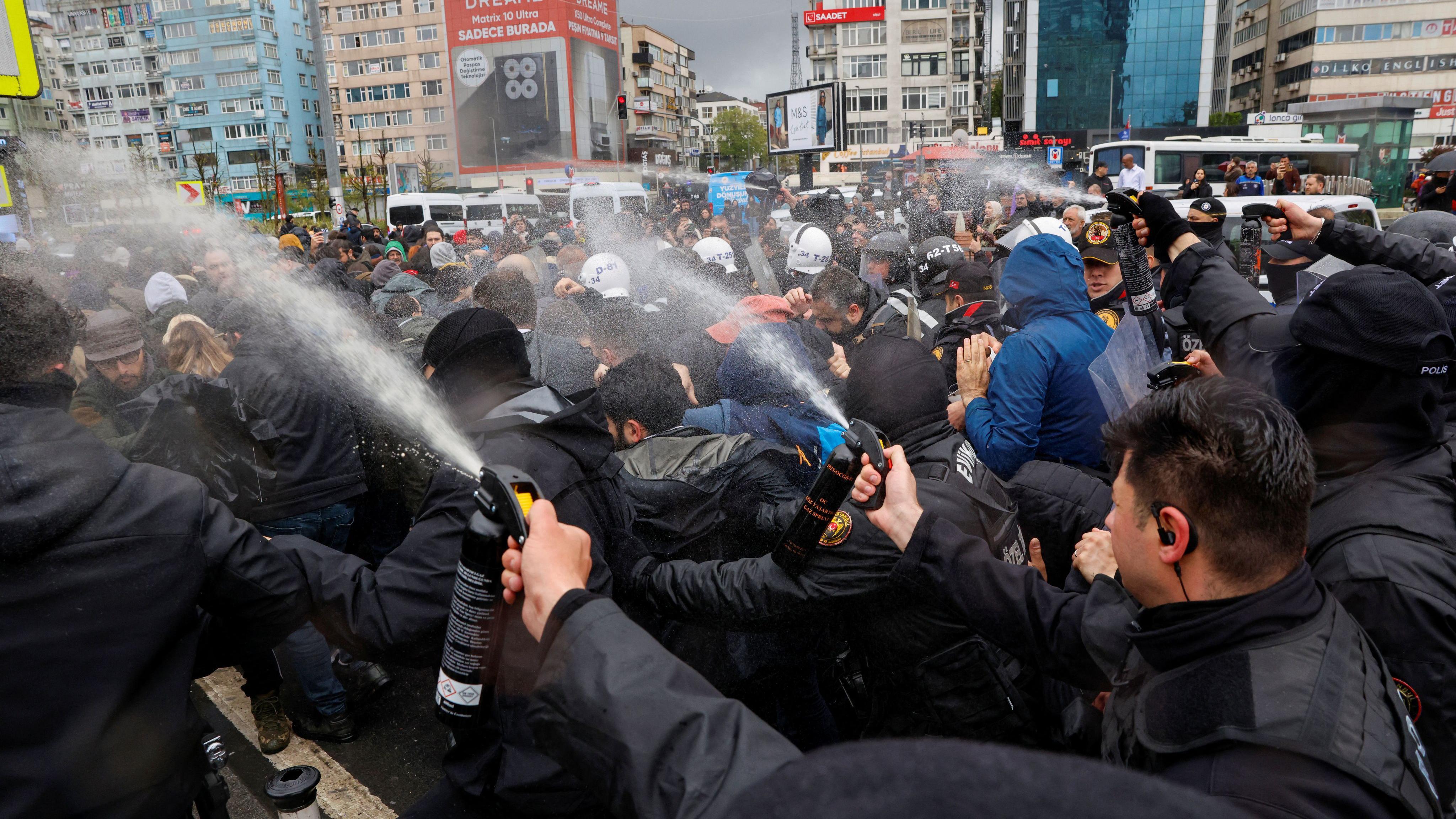 Prvi maj širom sveta: Protesti, suzavac i rejv 3 policija koristi biber sprej