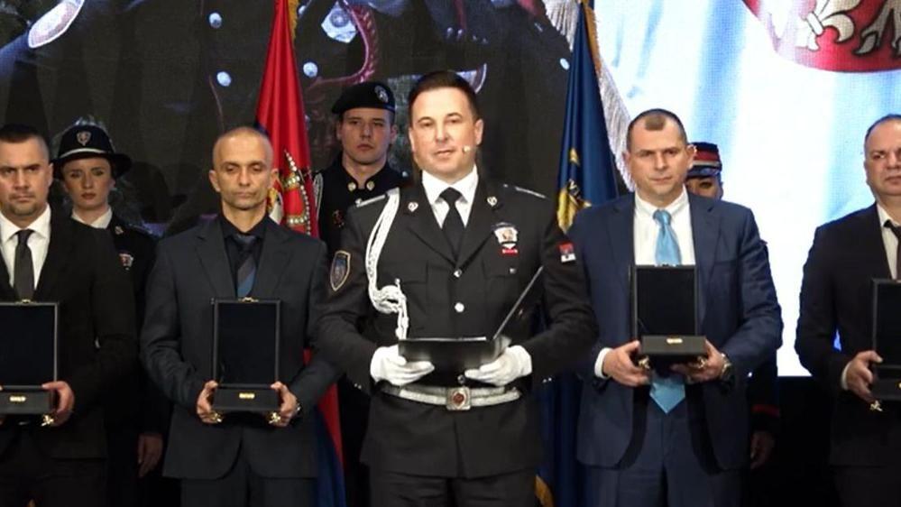 'Slučaj Senjak': Tužilaštvo potvrdilo identitet žrtve 5 Veselin Milić u uniformi, iza njega nekoliko muškaraca u odelima