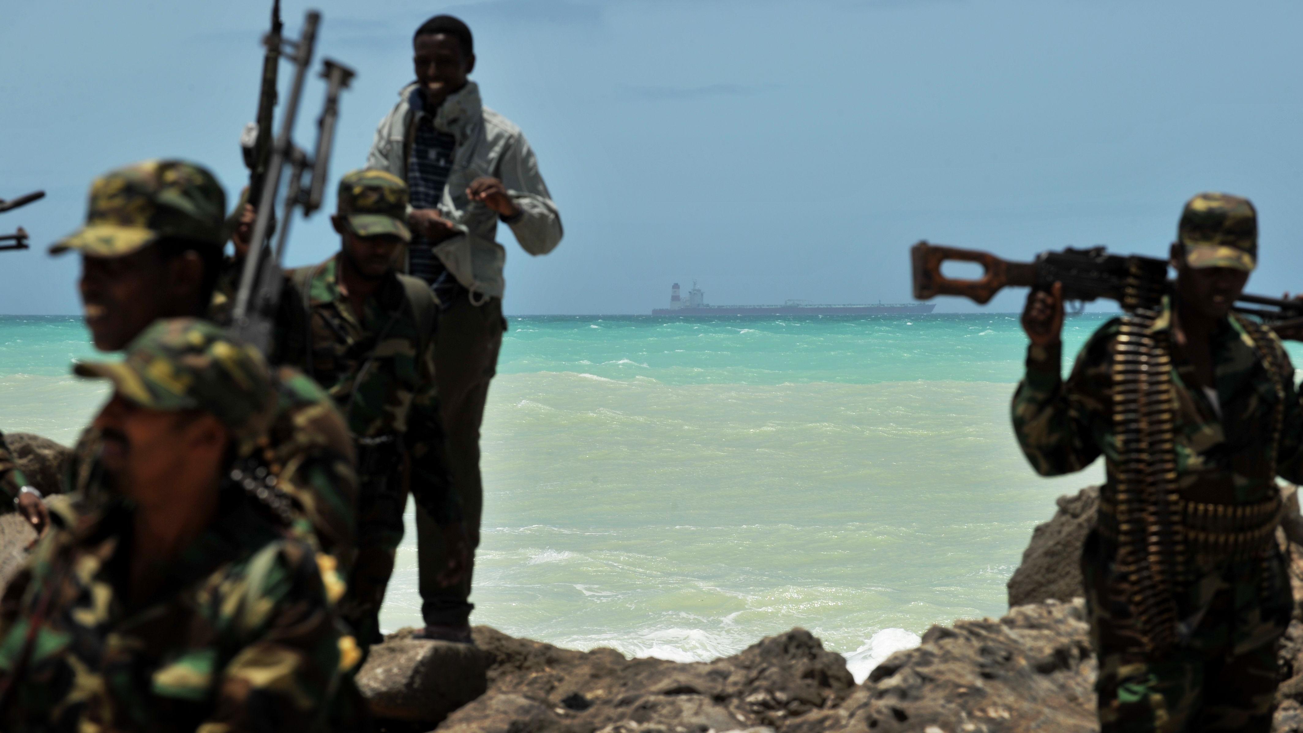 'Ne pucajte, musliman sam': Kapetan u zarobljeništvu somalijskih pirata 2 Nekoliko naoružanih muškaraca u vojničkim uniformama na obali