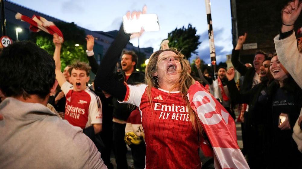 Vatromet i TikTok pesma: Arsenal šampion Premijer lige posle 22 godine 1 navijači arsenala, slavlje navijača arsenala, arsenal je šampion premijer lige