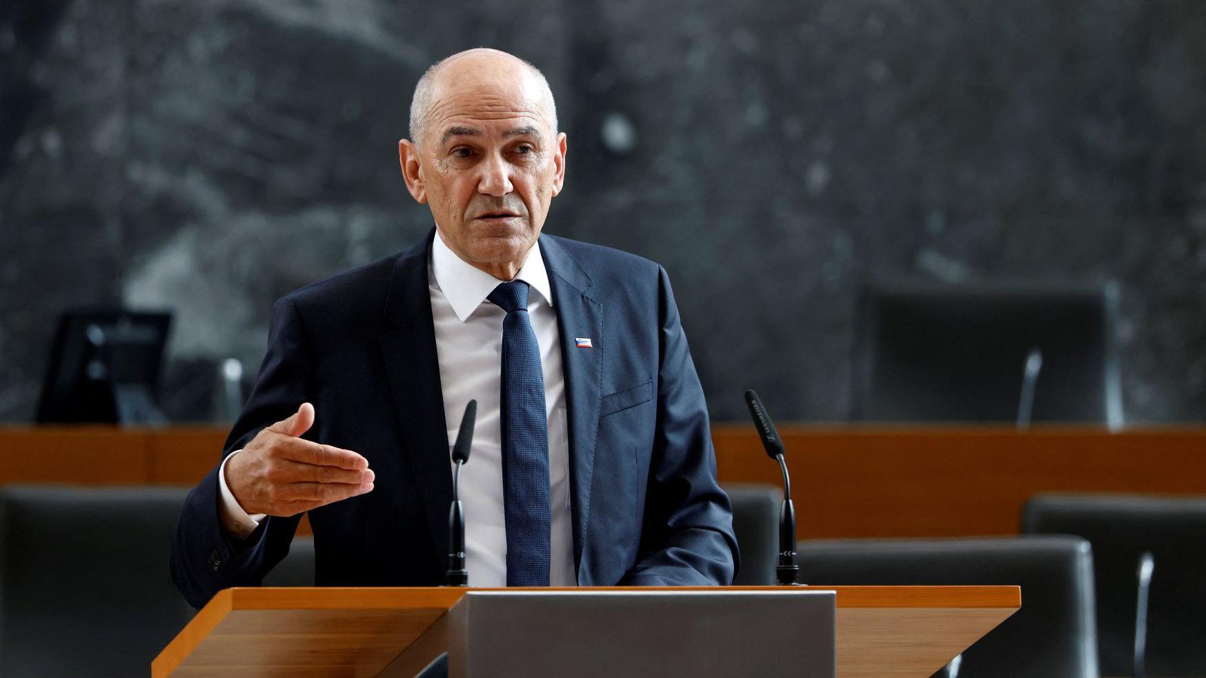Janez Janša: Od komunističkog disidenta do konzervativnog premijera Slovenije 1 Janez Janša u teget odelu za govornicom u slovenačkom parlamentu