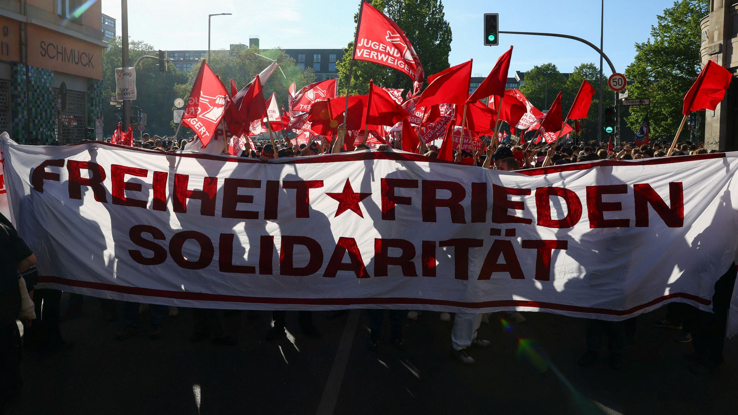 Prvi maj širom sveta: Protesti, suzavac i rejv 9 U Berlinu, povodom Međunarodnog praznika rada, učesnici su nosili transparent sa porukom „Sloboda, mir, solidarnost“.