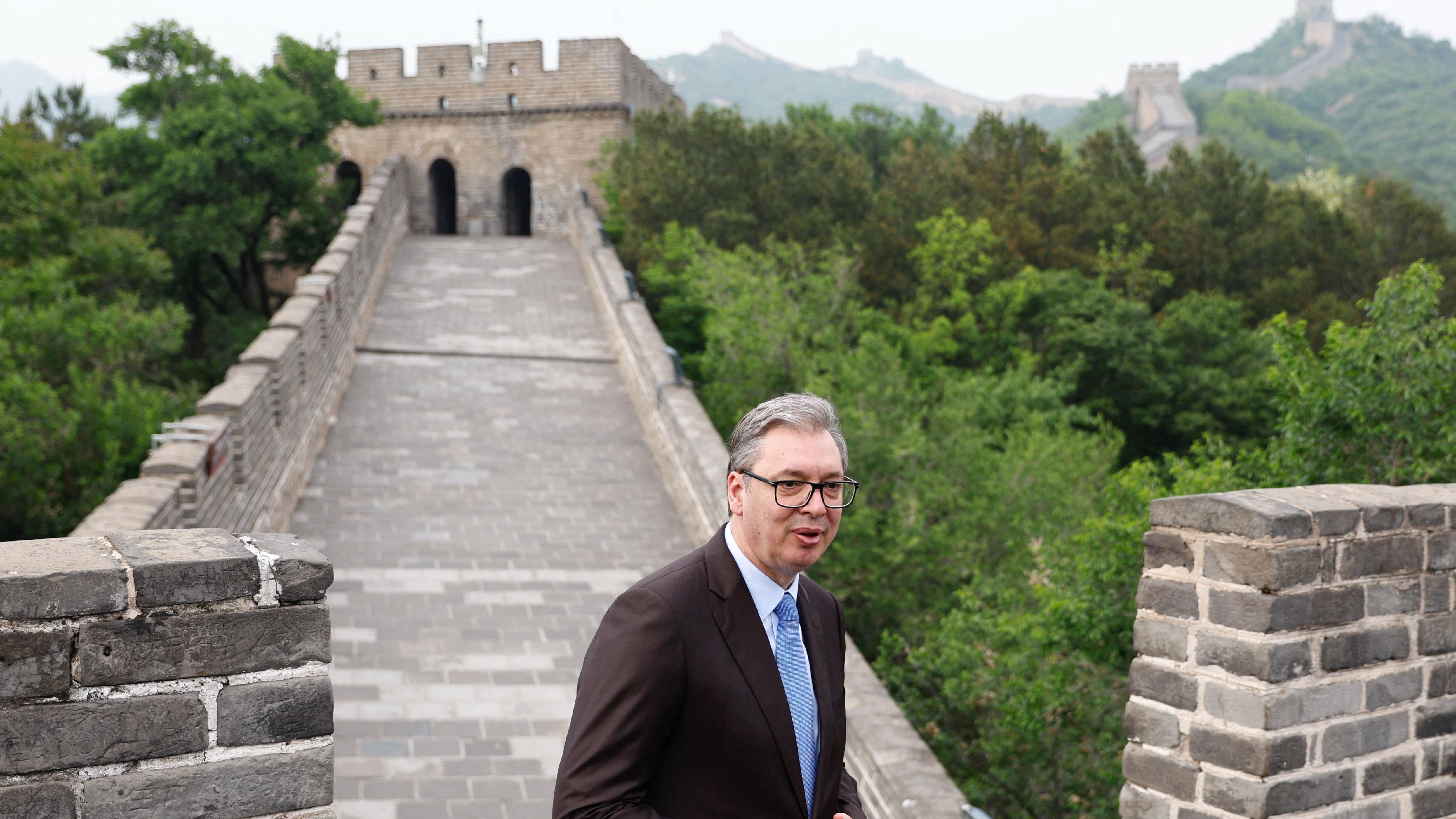 Srbija i Kina: Vučiću orden od Sija, 'živelo čelično prijateljstvo' 2 aleksandar vučić u braon odelu na Kineskom zidu