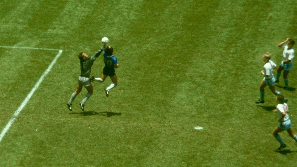Meksički 'Hram fudbala': Pet istorijskih trenutaka stadiona 'Asteka' 4 Maradonin gol rukom protiv Engleske na Svetskom prvenstvu 1986.