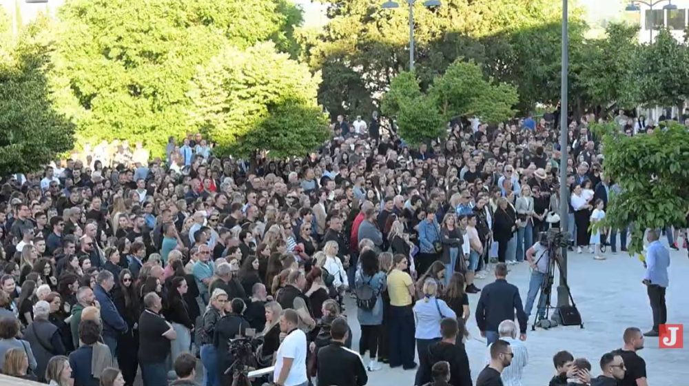 Stotine građana na mirnom protestu u Drnišu zbog ubistva 19-godišnjaka 1