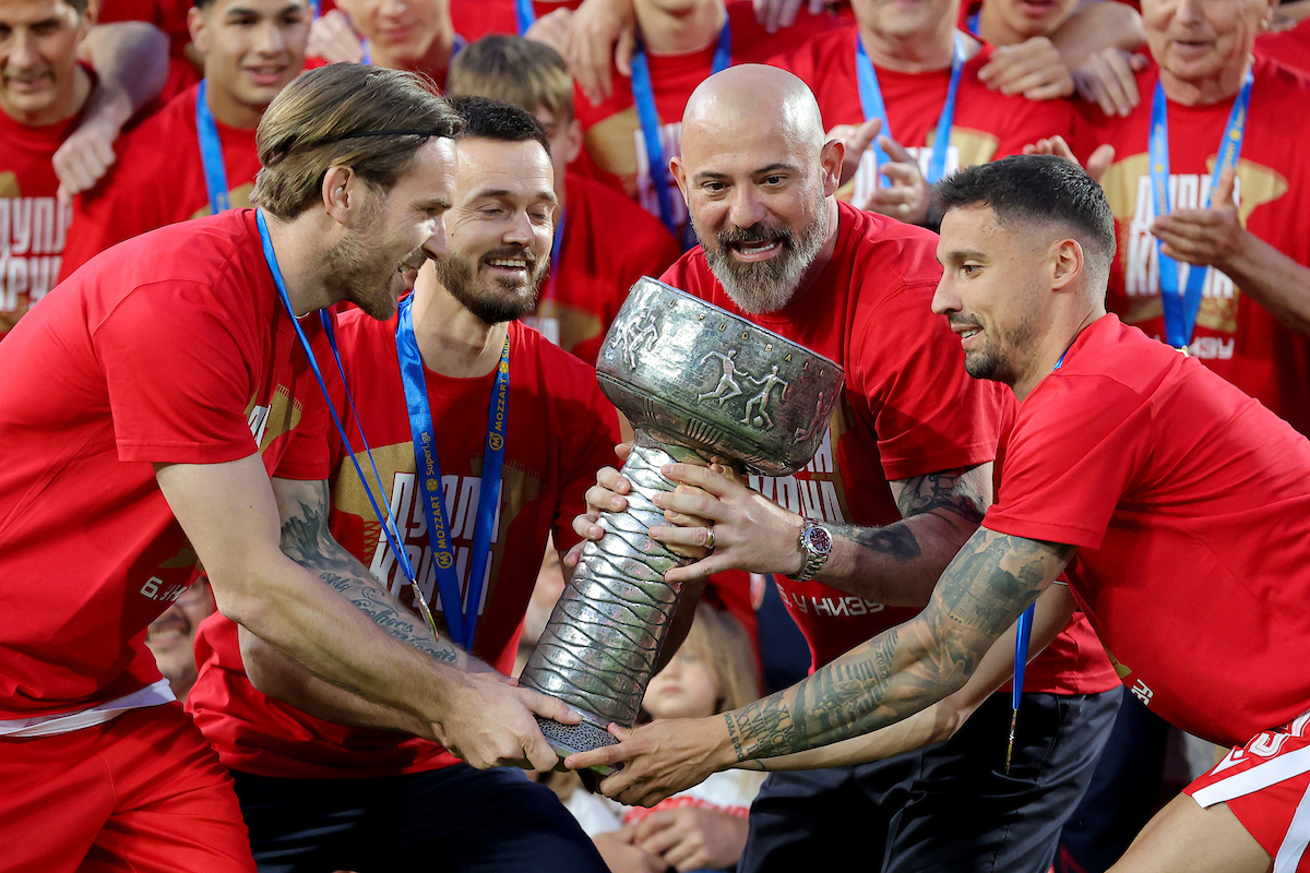 Crvena zvezda proslavila titulu šampiona Srbije: Četvorica podigla pehar (FOTO) 2 Crvena zvezda proslavila titulu šampiona Srbije: Četvorica podigla pehar (FOTO) 2