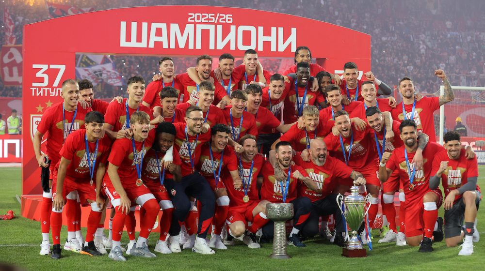 Crvena zvezda proslavila titulu šampiona Srbije: Četvorica podigla pehar (FOTO) 1