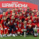 Crvena zvezda proslavila titulu šampiona Srbije: Četvorica podigla pehar (FOTO) 5