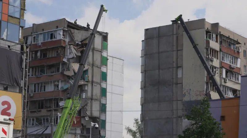 Dve oštećene zgrade i kranovi
