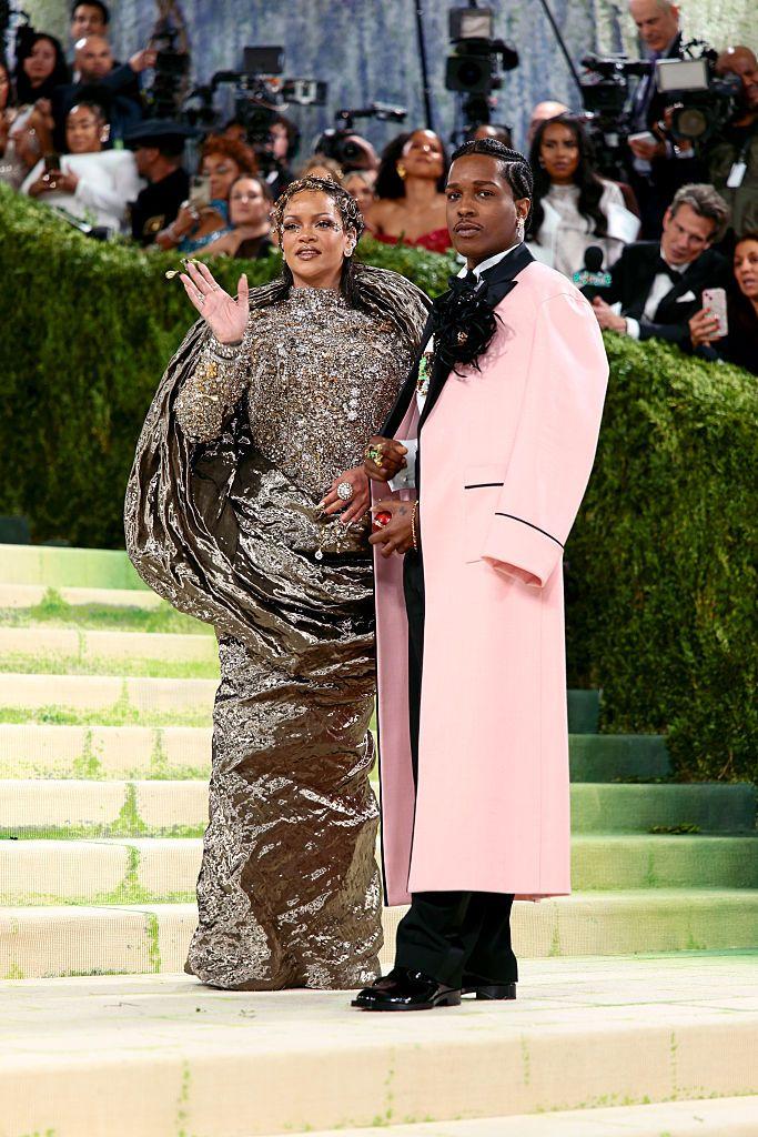 Met Gala 2026: Perje, jedrenjak na Madoninoj glavi, Bed Bani kao starac 4 Rijana u srebrnoj haljini, A$AP Roki u odelu sa kaputom u bebe roze boji